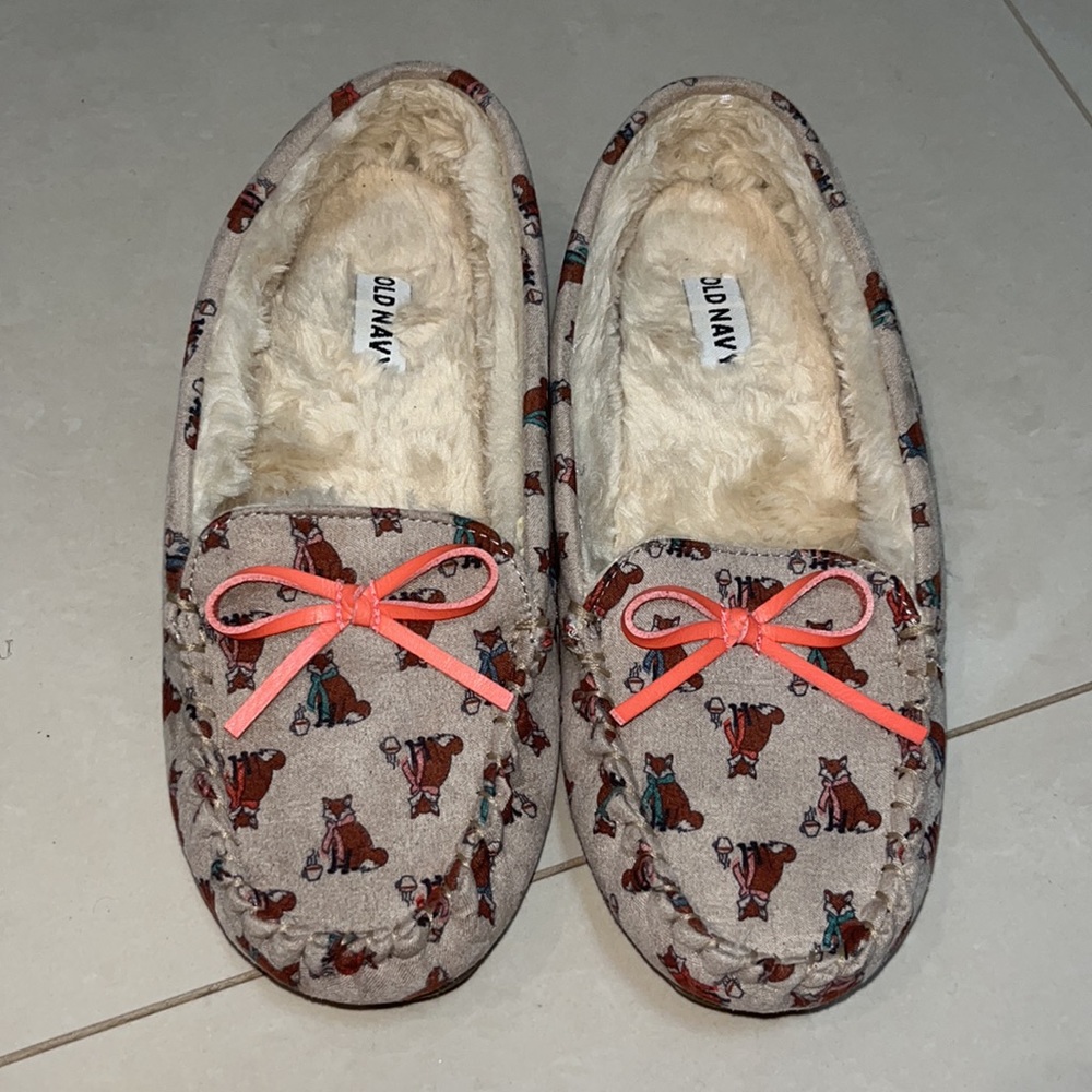 Slippers with a fox pattern